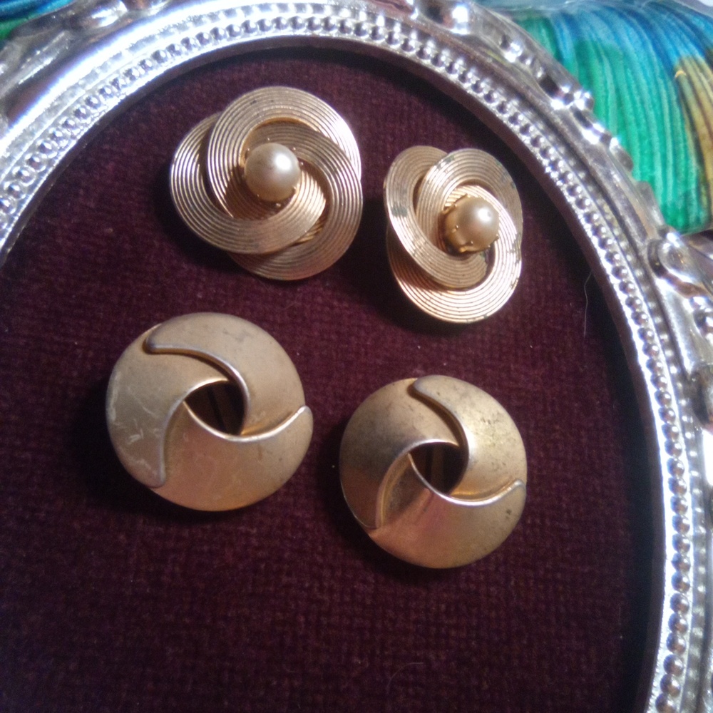 2 pair vintage clip on earrings as is